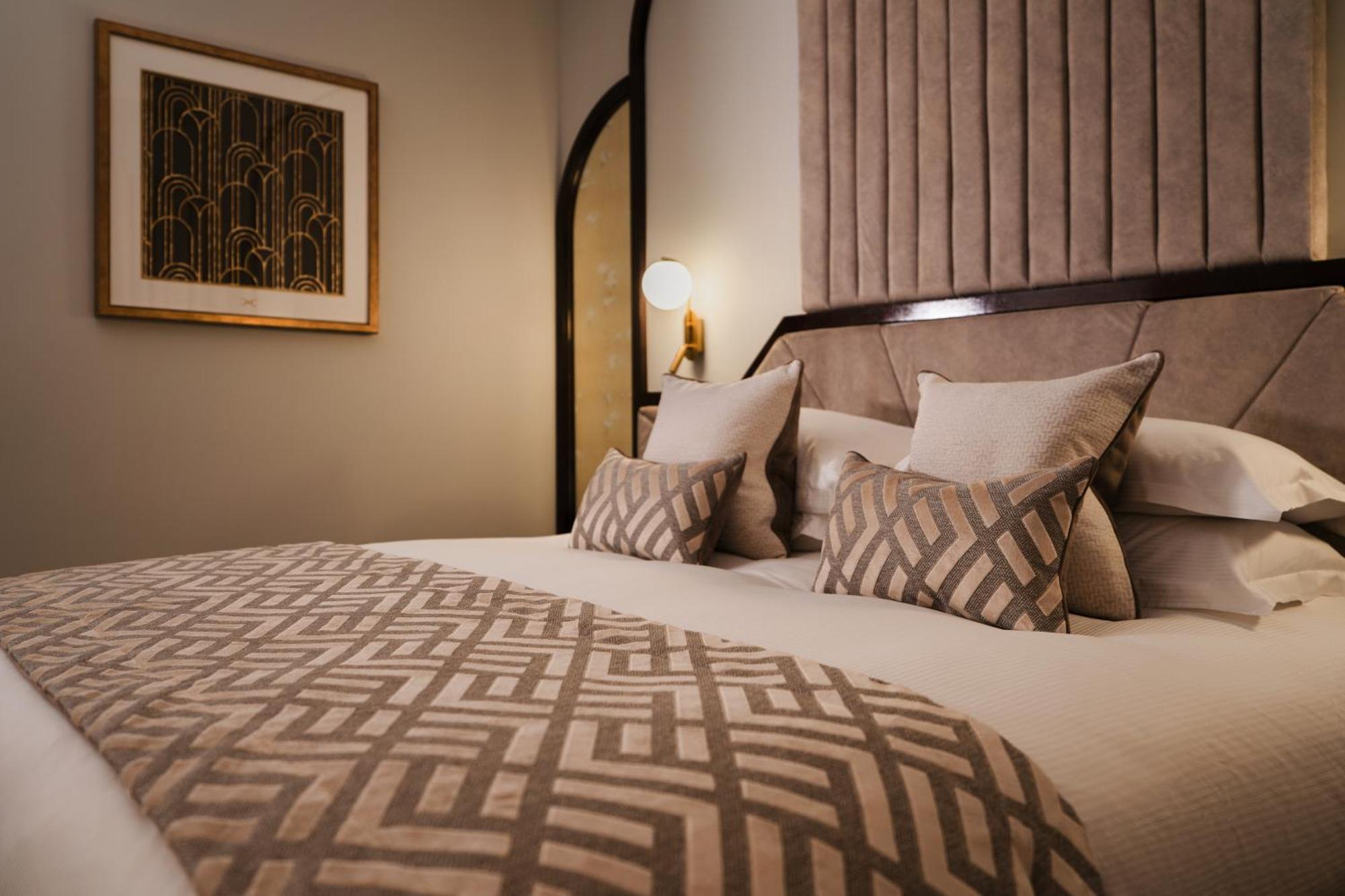 Crossbasket Castle Hotel & Restaurant High Blantyre Esterno foto