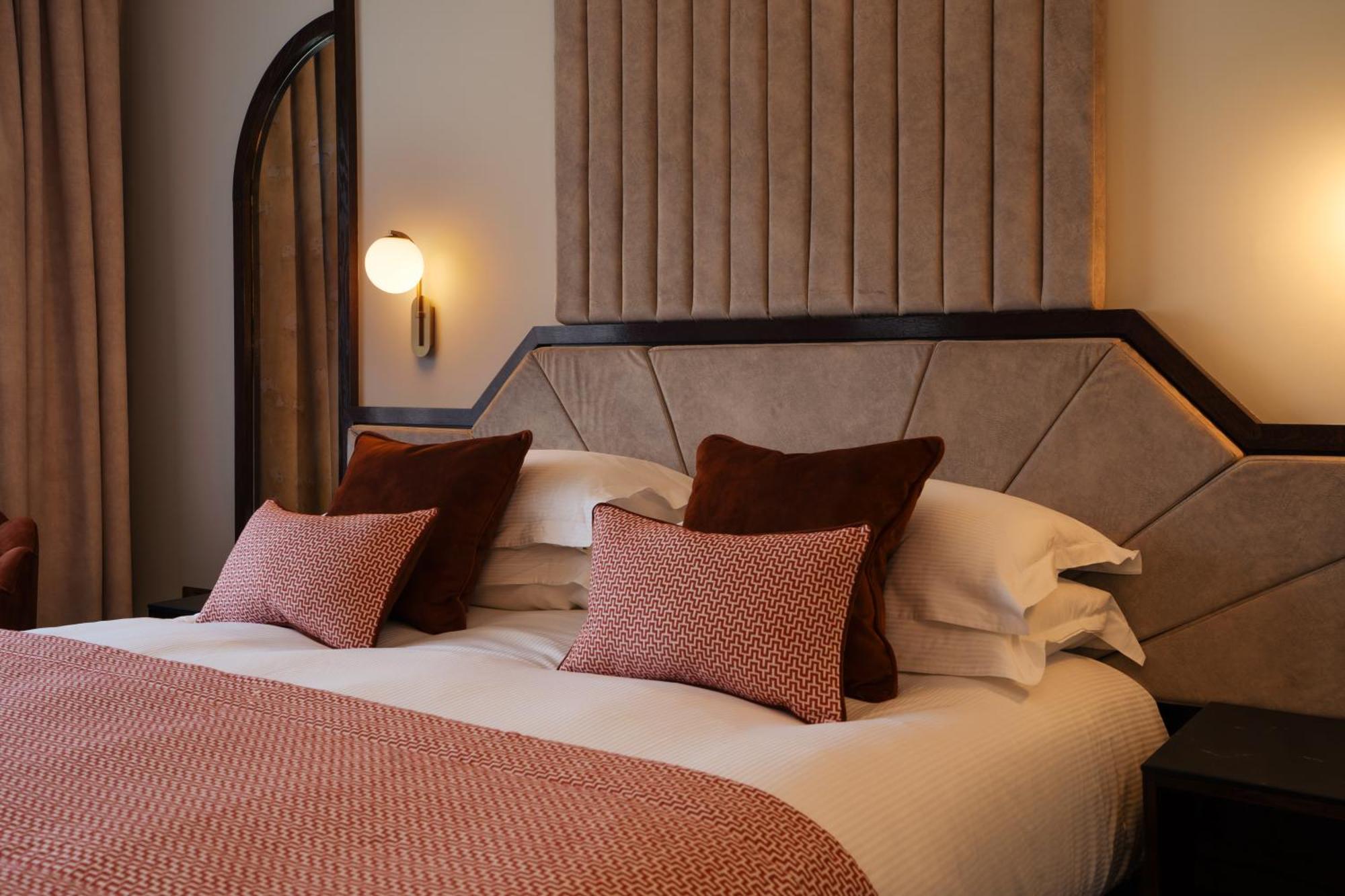 Crossbasket Castle Hotel & Restaurant High Blantyre Esterno foto