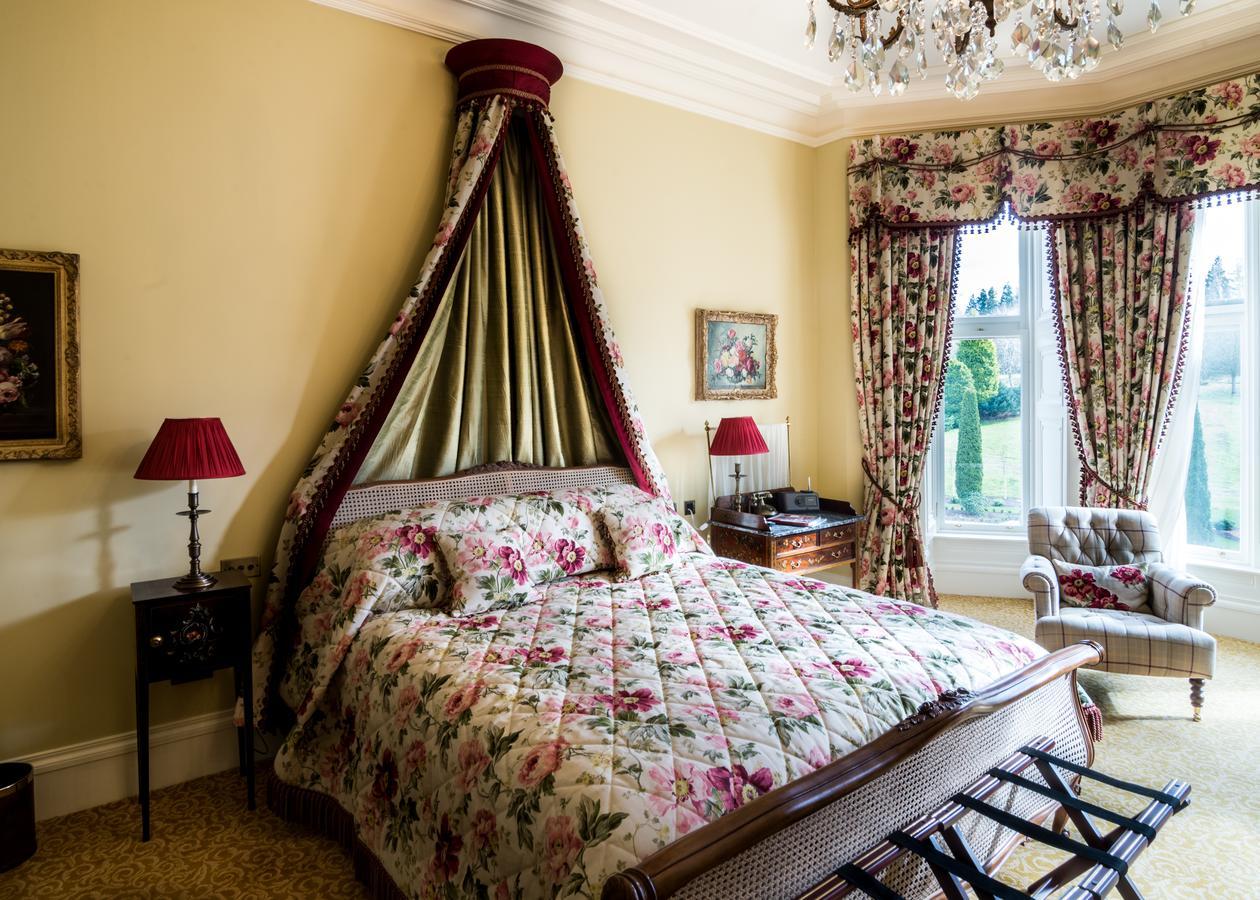 Crossbasket Castle Hotel & Restaurant High Blantyre Esterno foto