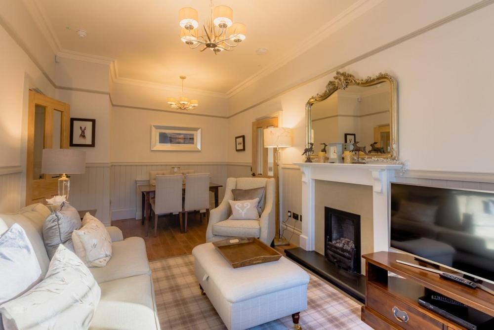 Crossbasket Castle Hotel & Restaurant High Blantyre Esterno foto