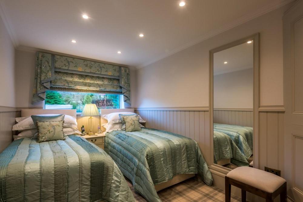 Crossbasket Castle Hotel & Restaurant High Blantyre Esterno foto