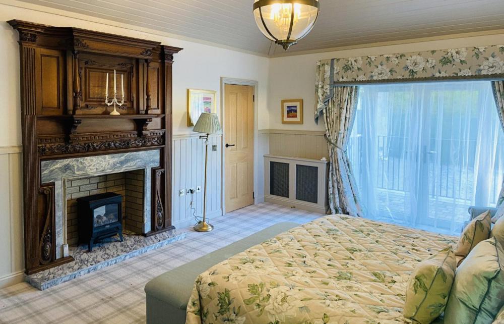 Crossbasket Castle Hotel & Restaurant High Blantyre Esterno foto